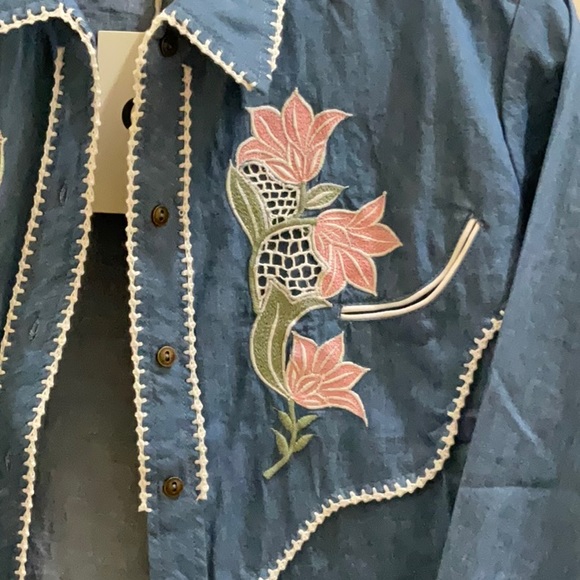 🌼CU Denim Embroidered Shirt - Picture 6 of 9